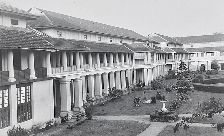 the palace complex consists of 49 buildings